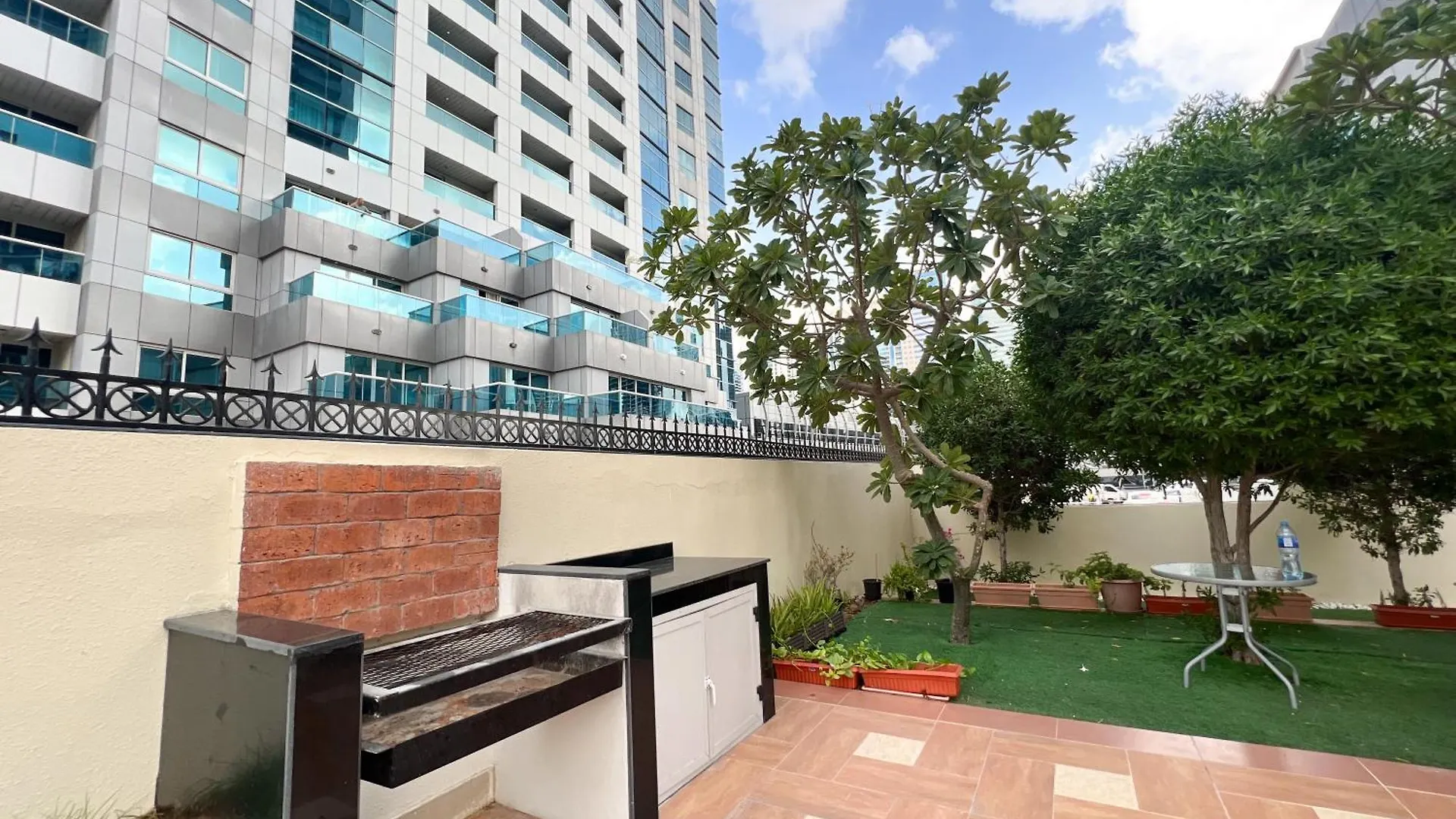 Spacious 2 Bed Apt At Marina High Floor Dubaj