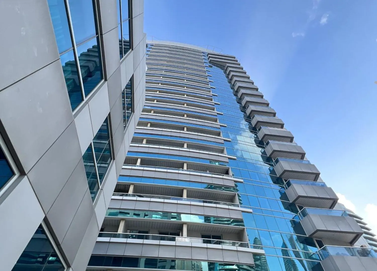 Spacious 2 Bed Apt At Marina High Floor Dubaj