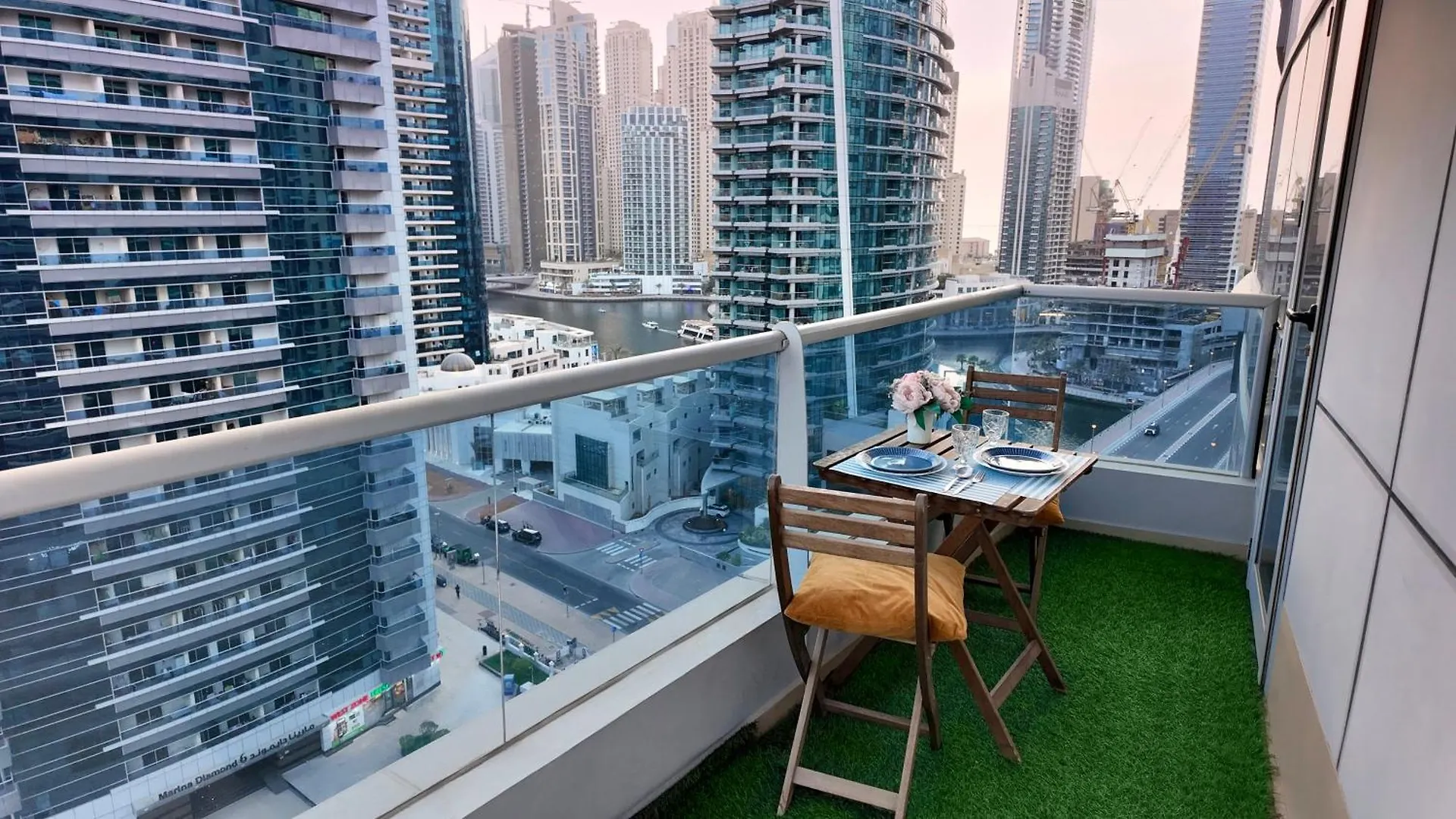 Spacious 2 Bed Apt At Marina High Floor Dubaj 0*,