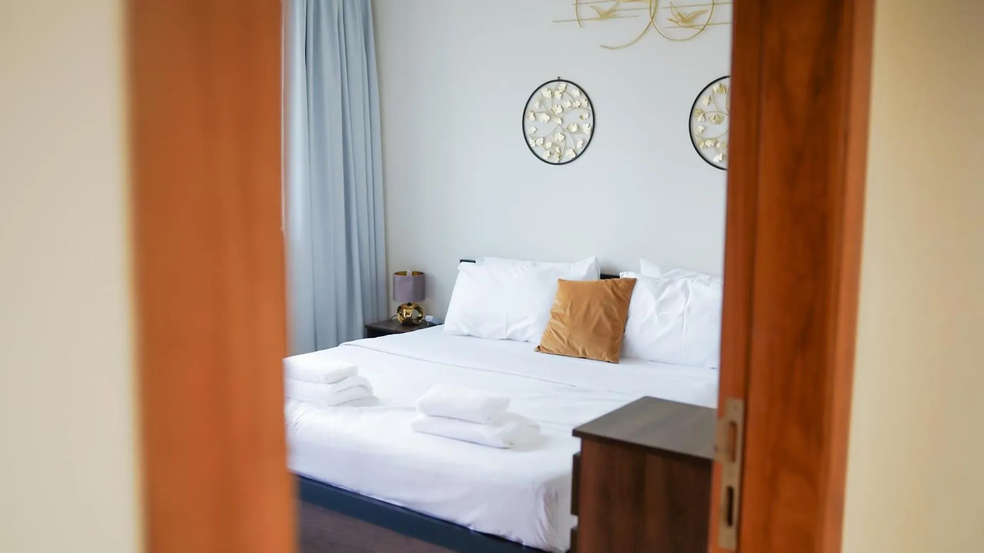 Spacious 2 Bed Apt At Marina High Floor Dubai