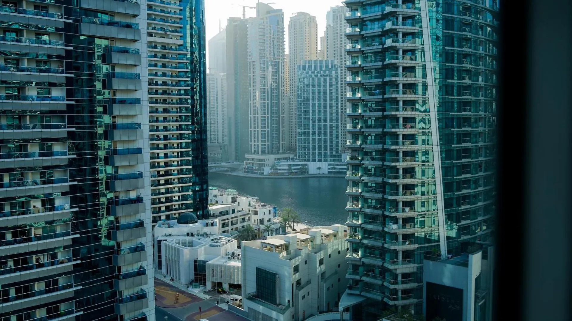 Spacious 2 Bed Apt At Marina High Floor Dubai Apartment