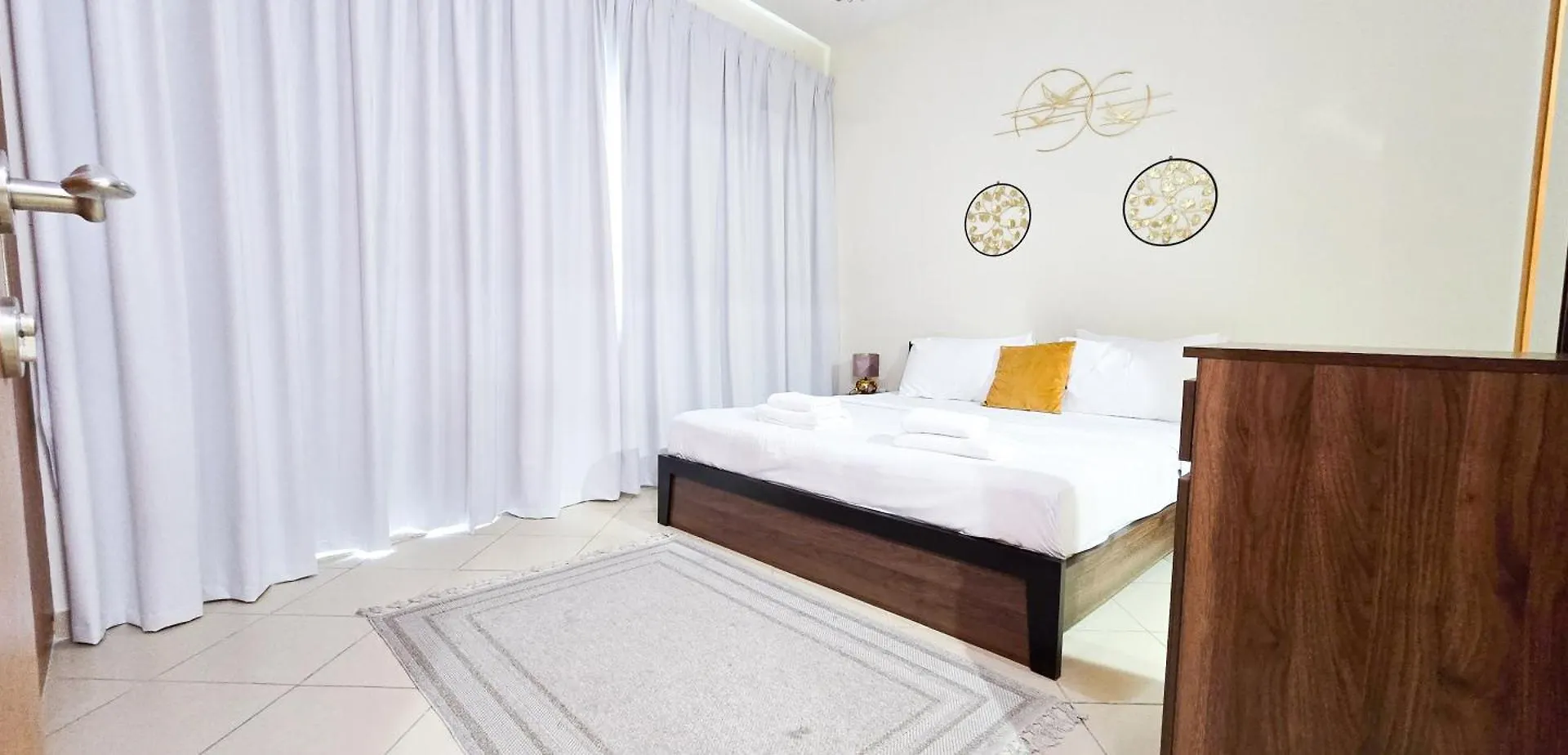 Spacious 2 Bed Apt At Marina High Floor Dubai