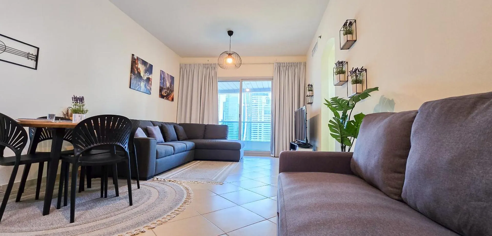 Spacious 2 Bed Apt At Marina High Floor Dubaj