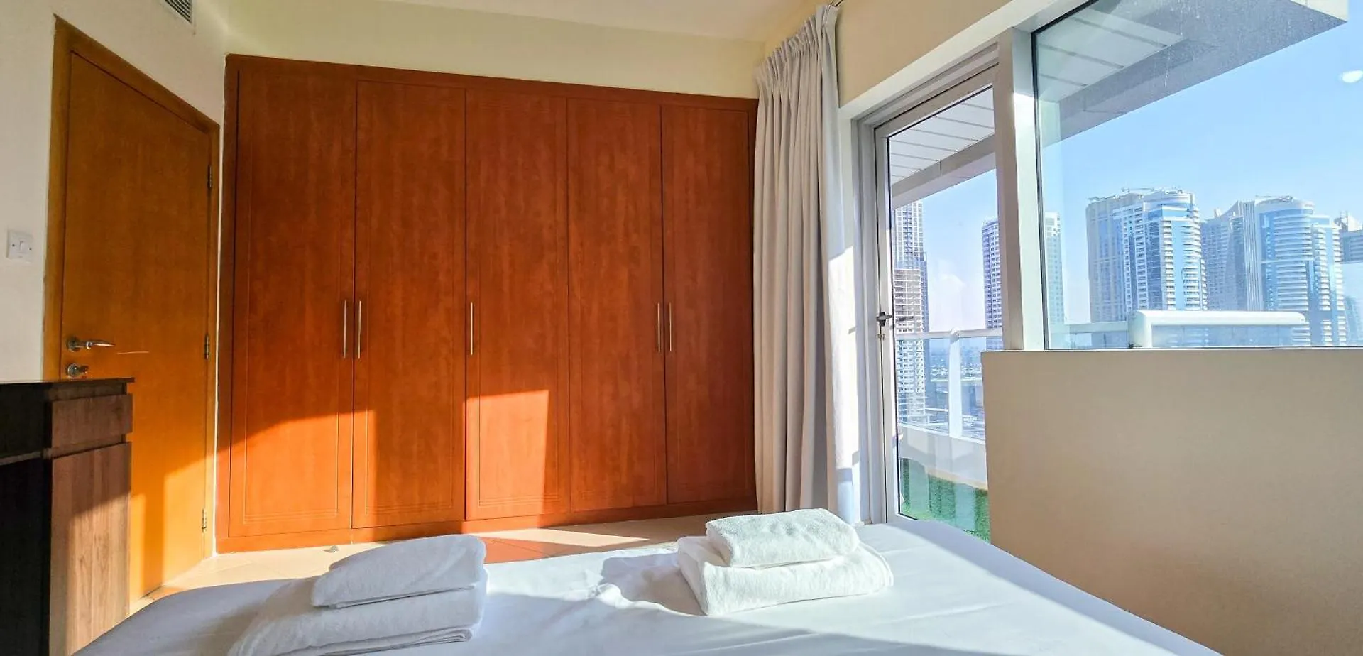 Spacious 2 Bed Apt At Marina High Floor Dubai